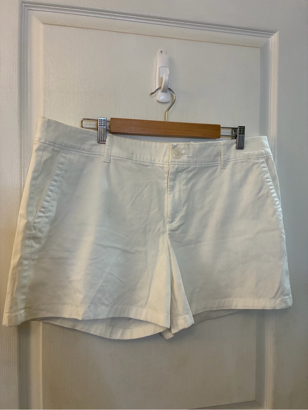 Liz Claiborne Women’s White Chino Shorts Size 16 Cotton Stretch